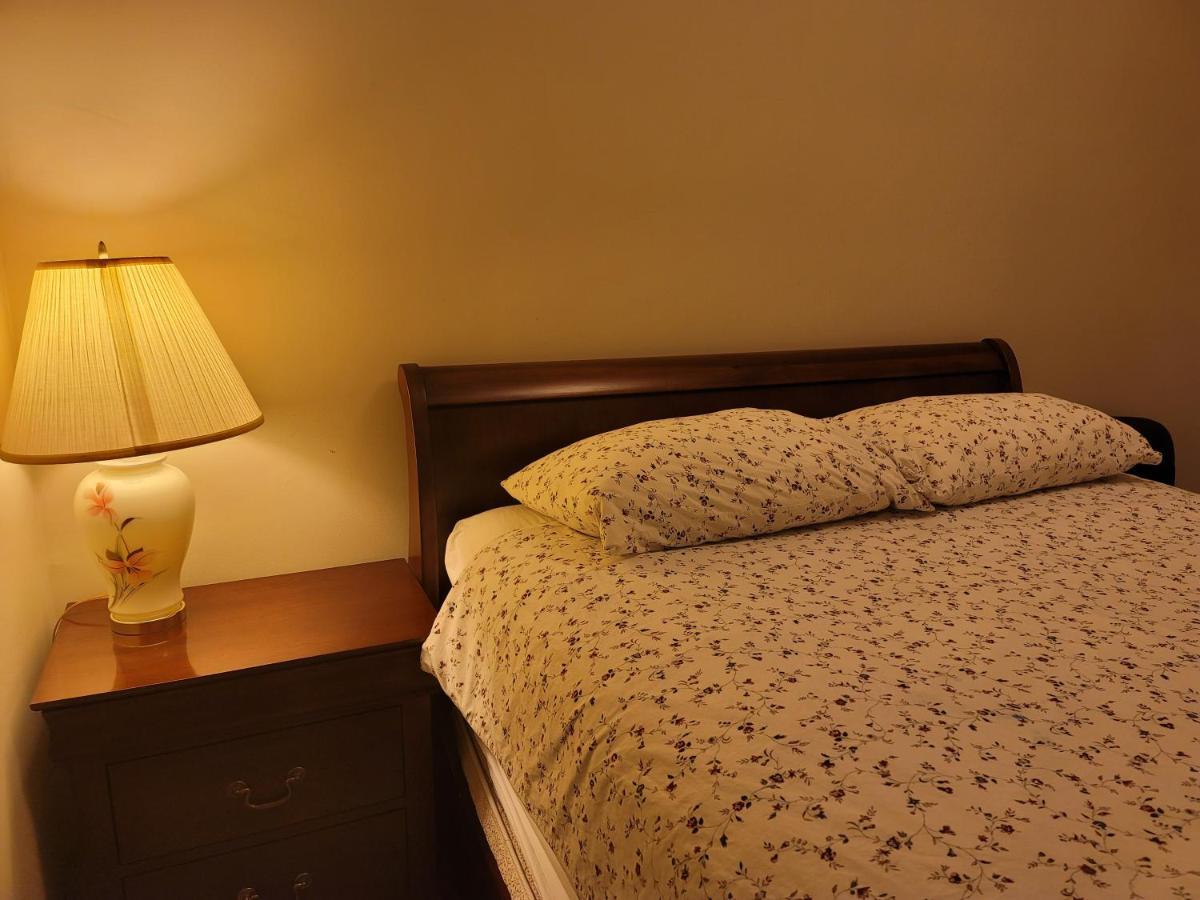 Decent Location Home Surrey Bagian luar foto