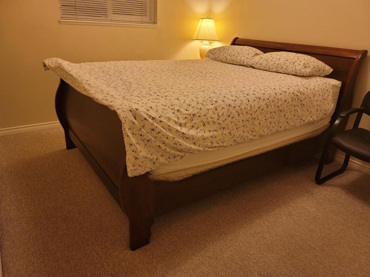 Decent Location Home Surrey Bagian luar foto