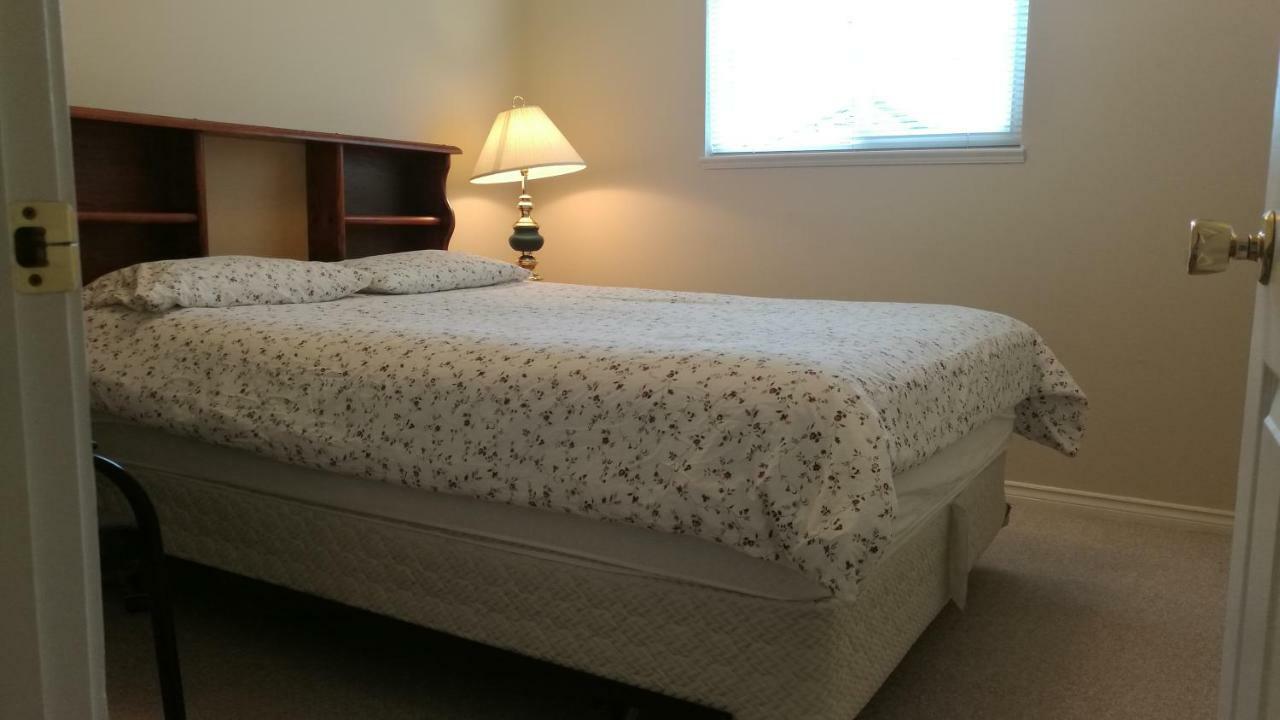 Decent Location Home Surrey Bagian luar foto
