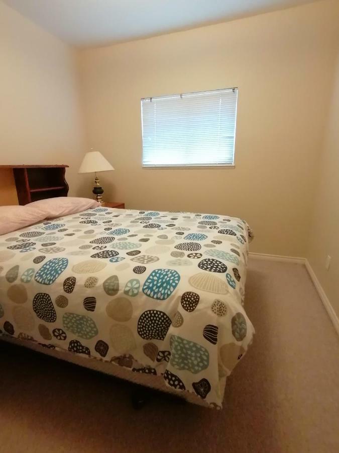 Decent Location Home Surrey Bagian luar foto